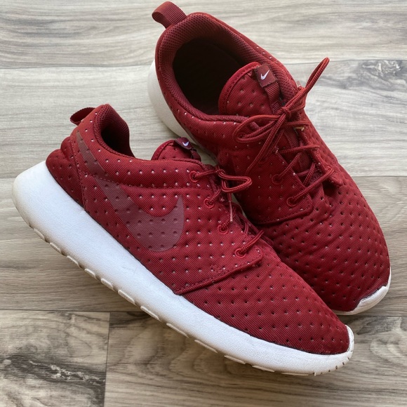 burgundy nike roshe